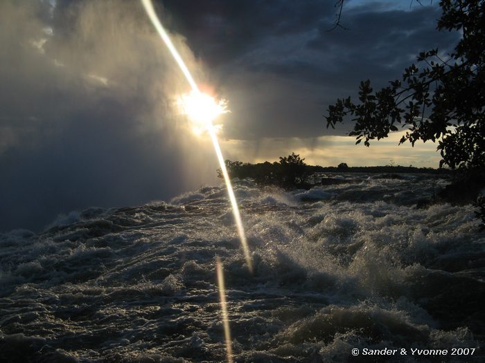 De watersluier die altijd boven de watervallen hangt
