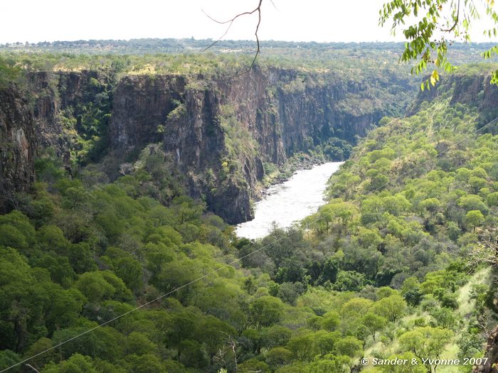Een van de kloven waar de Zambezi door stroomt na de watervallen