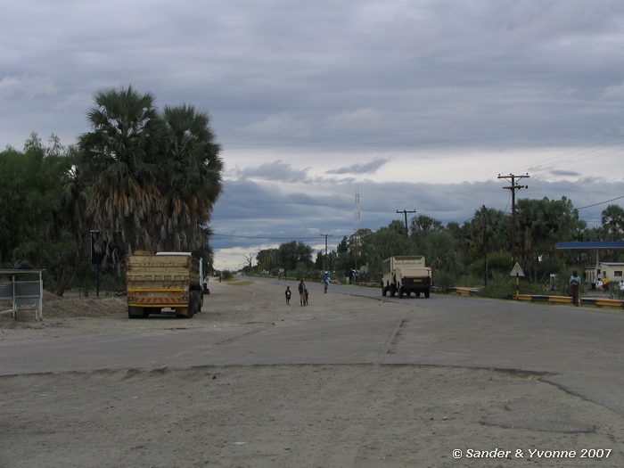 Grote weg in Botswana bij Nata