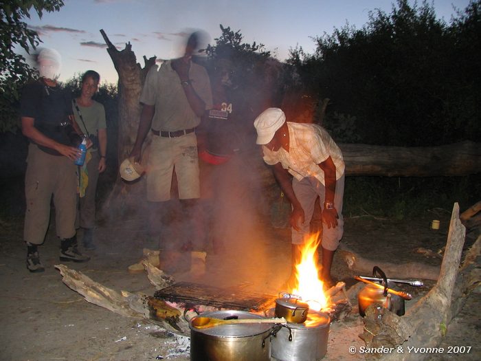 De polers helpen Griet met het vuur en het eten