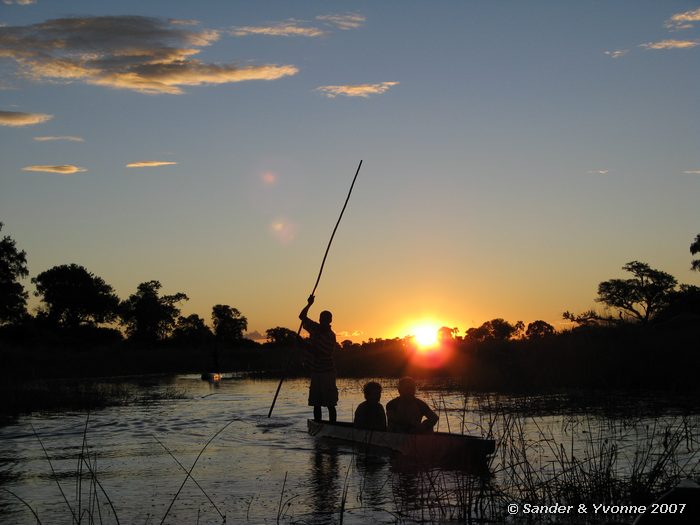 Met mokoro in de Okavangodelta