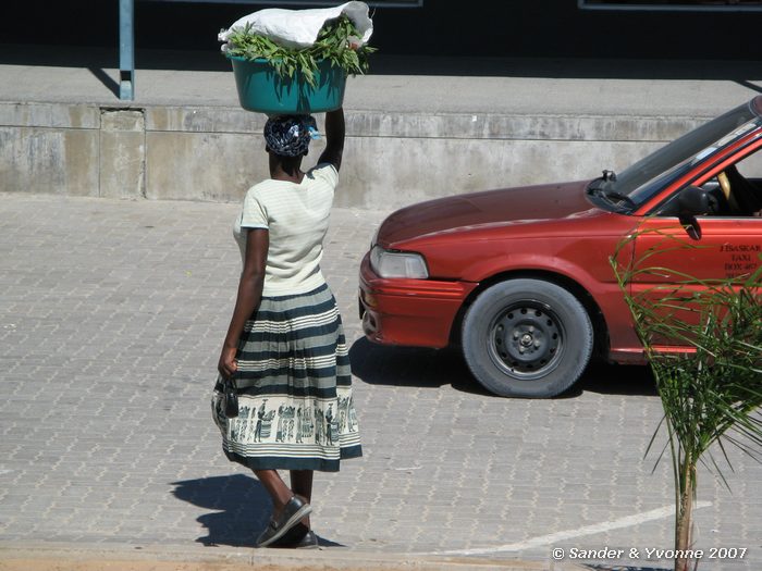 Dame met boodschappen in Rundu