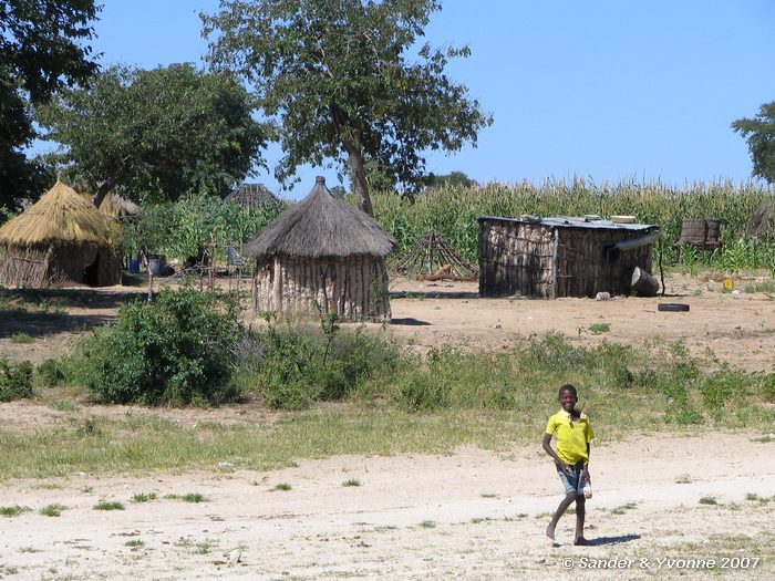 Jongen bij dorpje in de buurt van Rundu