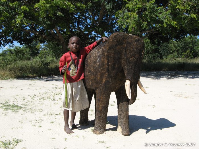 Onderweg stoppen we bij verkopers van houtsnijwerk