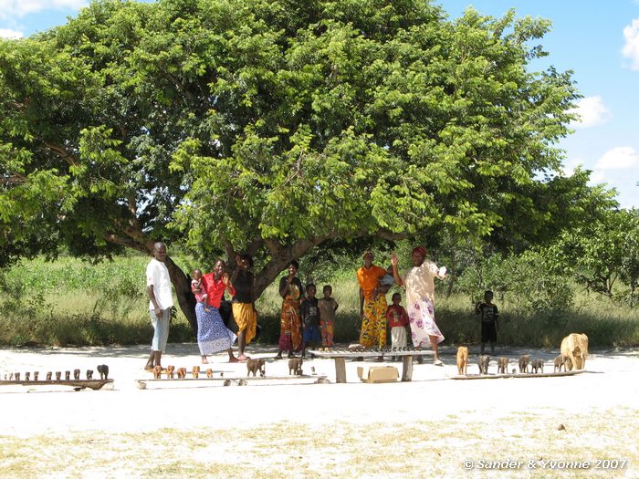 We rijden weer weg bij de houtsnijwerkers