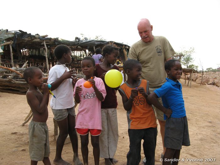 Chauffeur en reisbegeleider Jan met lokale kinderen