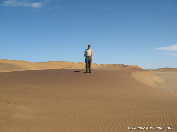 Klaar voor het sandboarden bij Swakopmund