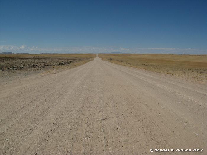 Veel lange zandwegen voeren ons door Namibie