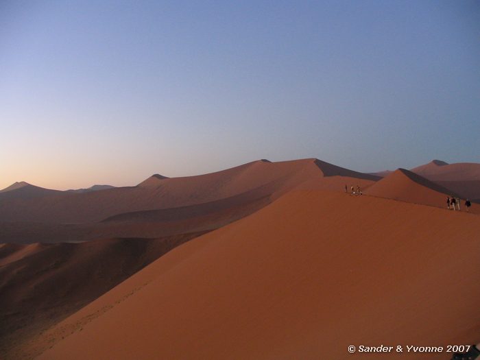 Zonsopkomst boven de zandduinen van de Namib woestijn