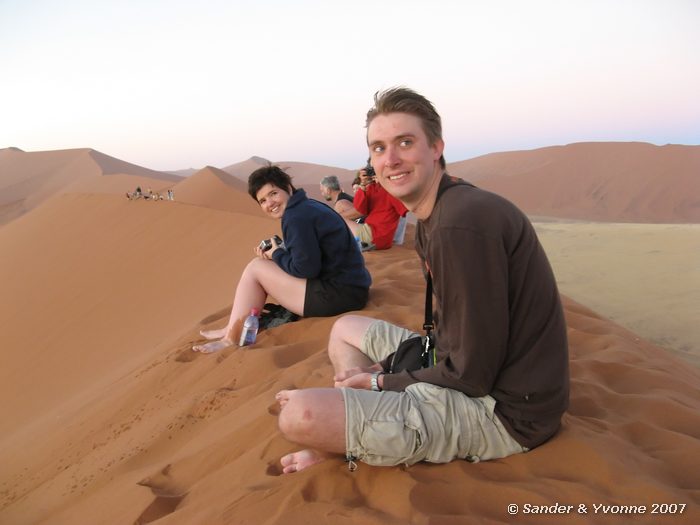 Sander en Chantal wachten bovenop duin 45