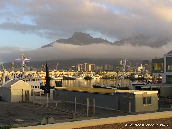 De tafelberg waakt over de stad en de haven