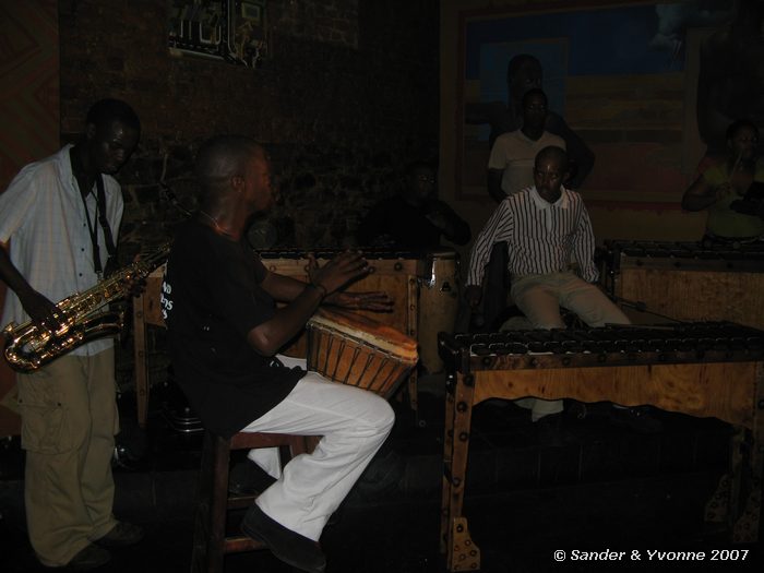 Abavuki speelt in restaurant Mama Africa