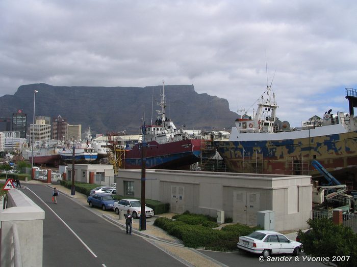 Chinese vissersboten worden gerepareerd in de haven van Kaapstad
