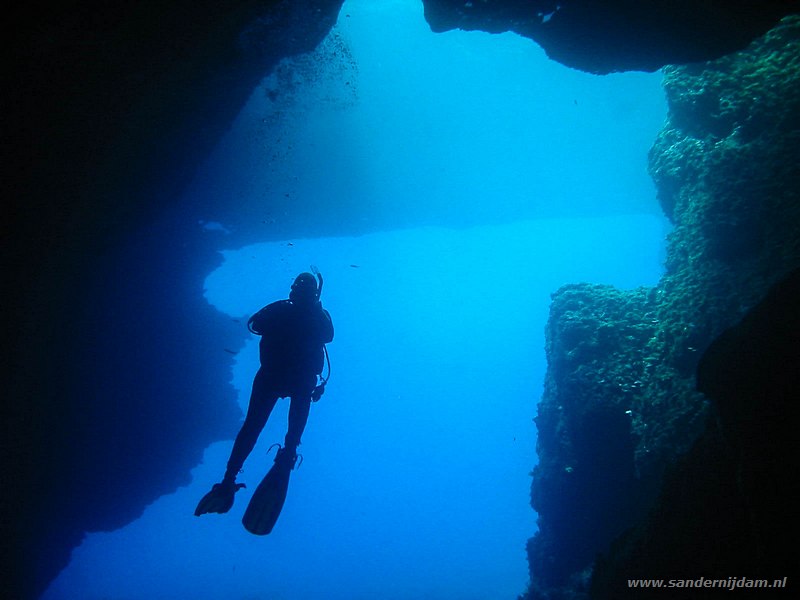 Licht en schaduw vanuit de grot, Blue Hole, Gozo-Malta, juni 2004