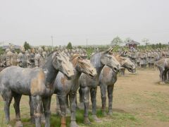 Terracotta paarden en krijgers.