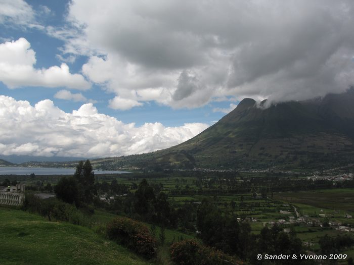 Meer en vulkaan vlakbij Otavalo