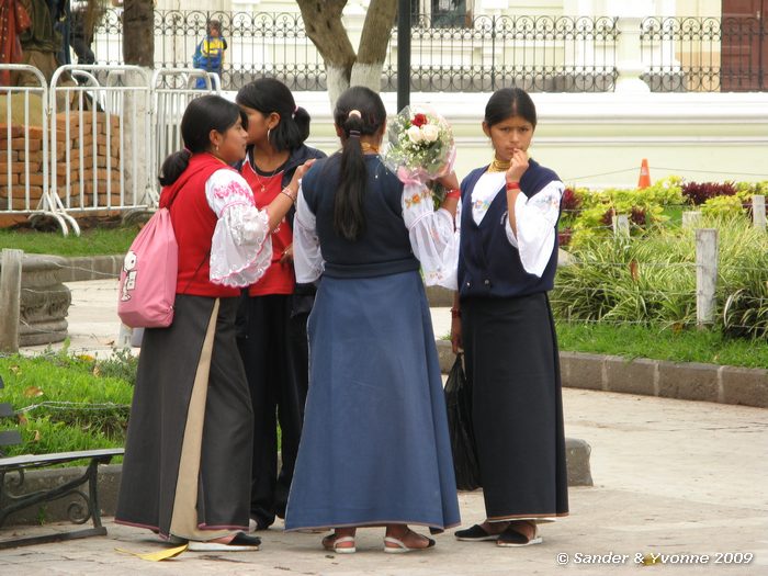 Op een plein in Otavalo