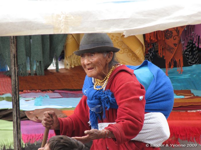 Oude bedelaarster in Otavalo