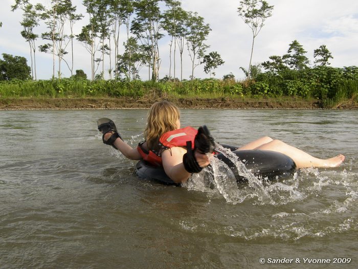 Yvonne spettert in de Napo rivier
