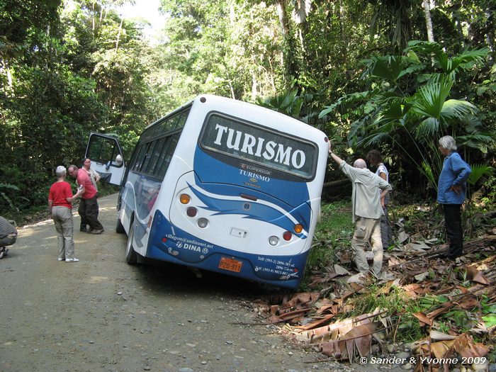 De bus raakte bij een uitwijkmanouvre van de weg, hij stond er snel weer op.