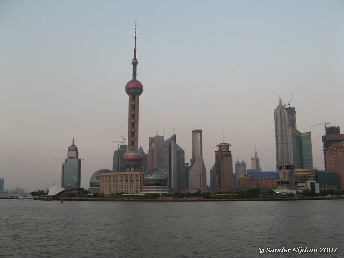 Pudong gezien vanaf de Bund in Shanghai