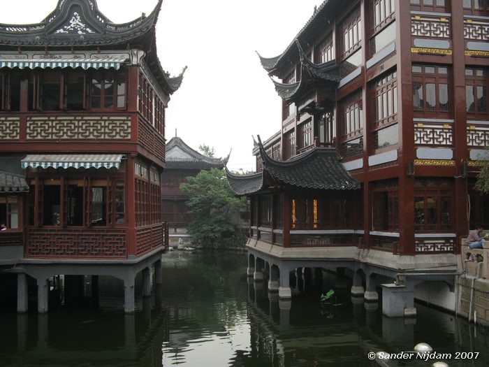 Vijver met huizen in oude stijl in Shanghai