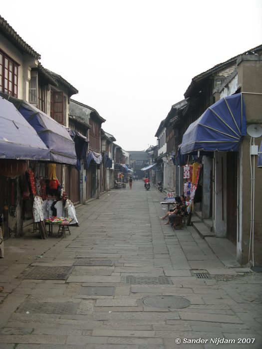 Straat met souvenirwinkels in Tongli