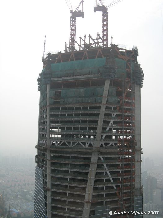 Het World Financial Center in aanbouw gezien vanaf de Jinmao toren, Shanghai