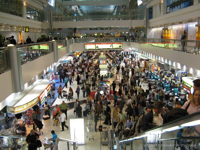 Dubai airport, Het vliegveld van Dubai om 1:00 's nachts!