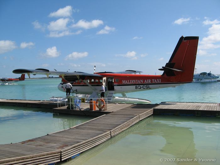 Onze taxi, Hiermee vlogen we van Male naar Vilamendhoo