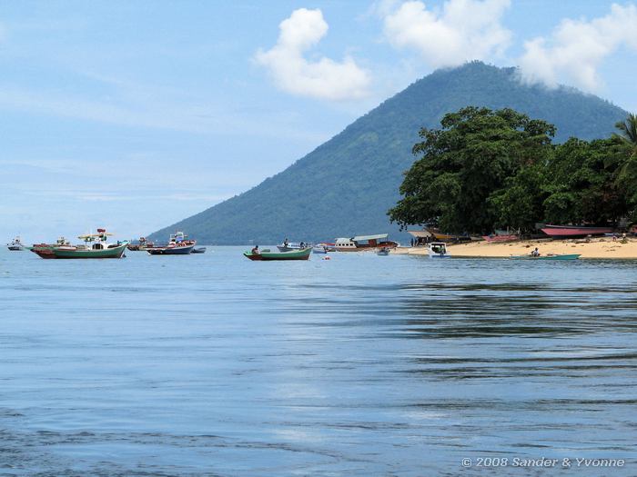 Bunaken en Manado Tua, Ons eiland en zijn vulkanische buurman.