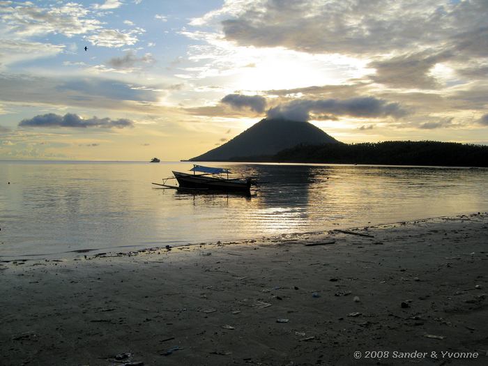 Avond, Manado Tua en het strand van Bunaken.