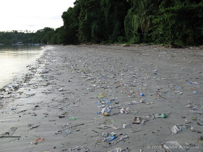 Schoon?, Het strand van Bunaken na een kleine storm.