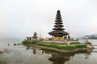 Tempel in het Bratanmeer