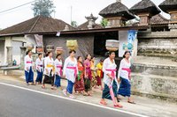 Vrouwen met offergaven op weg naar de tempel