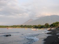 Zwart strand met de Baluran