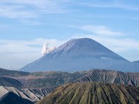 De Semeru blaast as uit