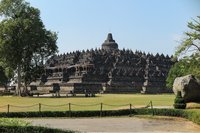 De tempel vanuit de tuinen