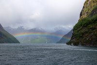 Regenboog boven de fjord