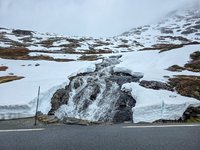 Smeltwater langs de weg