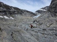 Wandelaars op de rotsen